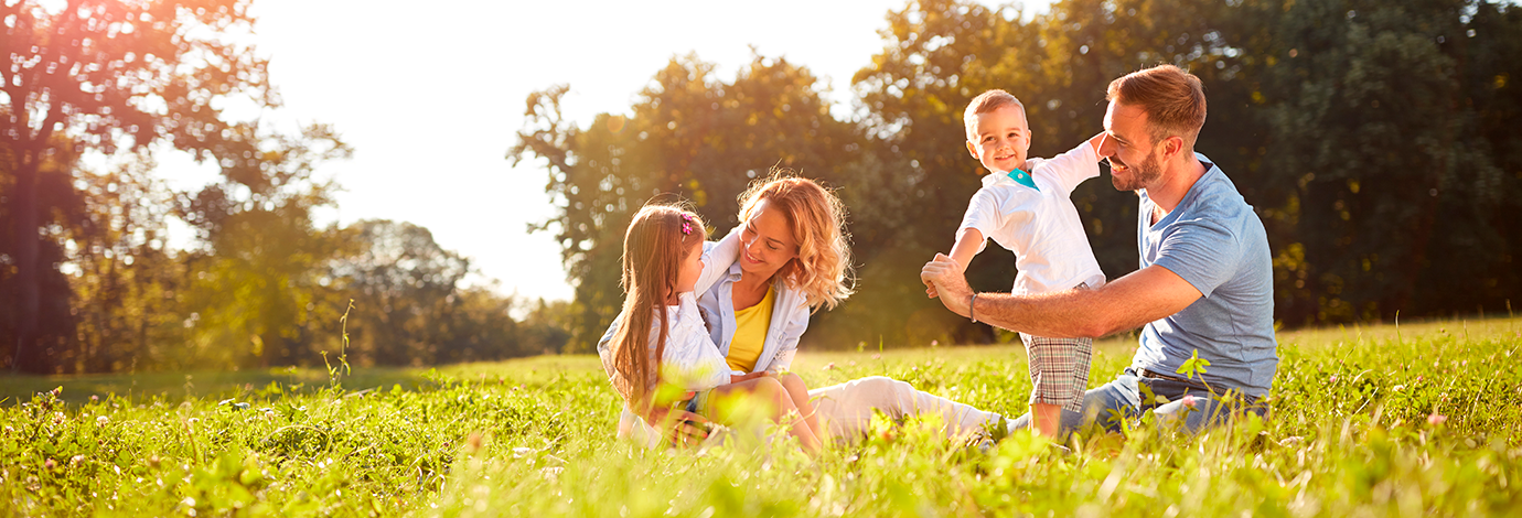 header_pf_gasunie_familie_zittend_in_het_gras_1380x470px.png