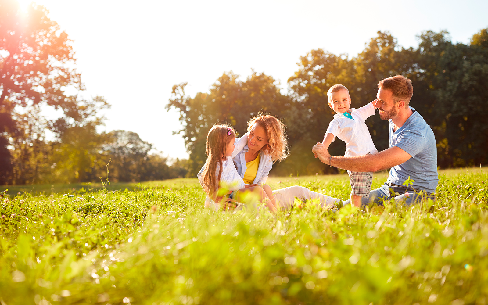 header_pf_gasunie_familie_zittend_in_het_gras_1600x1000px.png
